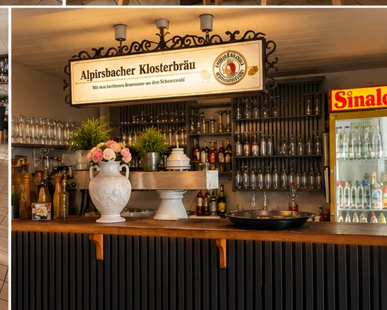 Theke mit Getränken und Beleuchtung
